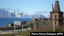 The sectors of tourism and services are growing on the archipelago, but the traditional industry is coal mining. Russia operates a coal mine in the town of Barentsburg. 