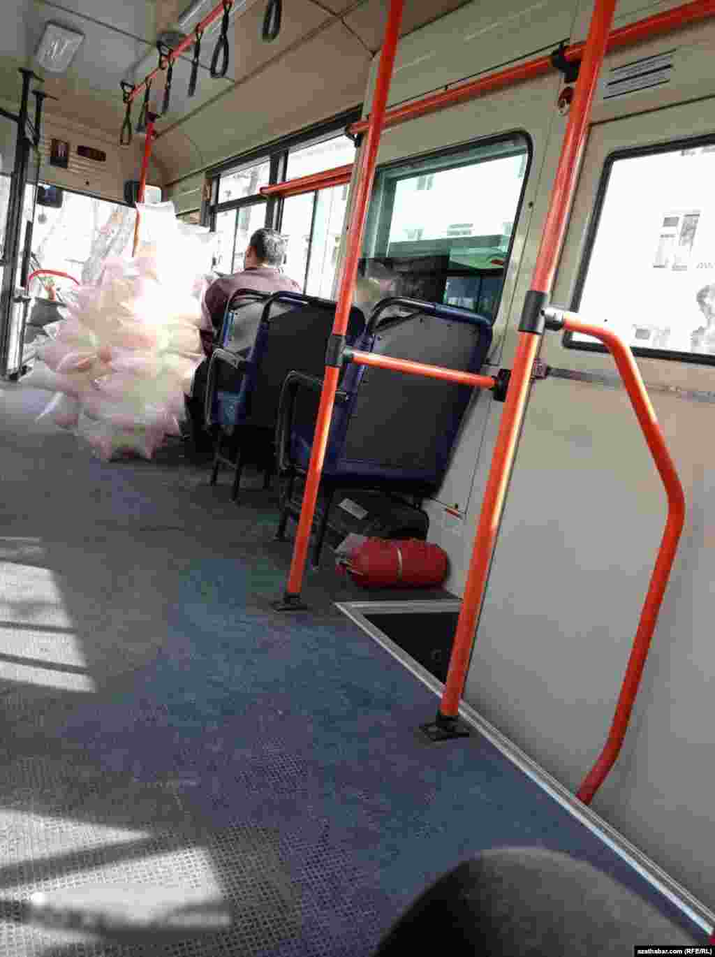 Awtobusdaky adam. Aşgabat, fewral, 2021.