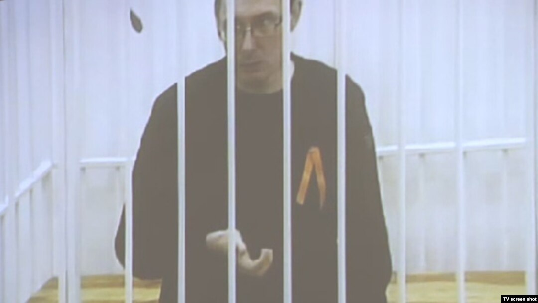 Юрій Луценко в залі суду, 21 листопада 2012 року. Фото з відеотрансляції в актовій залі – до самої зали судових засідань журналістів не пустили.