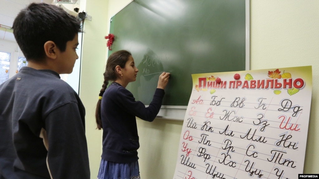 Вазир: 9 ҳазор хонандаи мактаб аз Русия ба Тоҷикистон баргаштанд