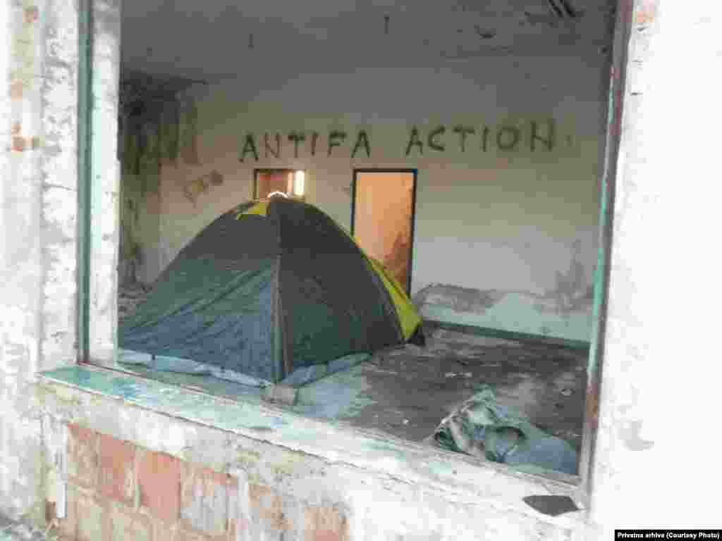 Nakon pređenih 54 km, noć su proveli u napuštenom objektu na mađarskoj strani granice Đala