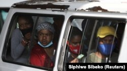 Utasok a dél-afrikai Sowetóban 2020. december 29-én (Képünk illusztráció)