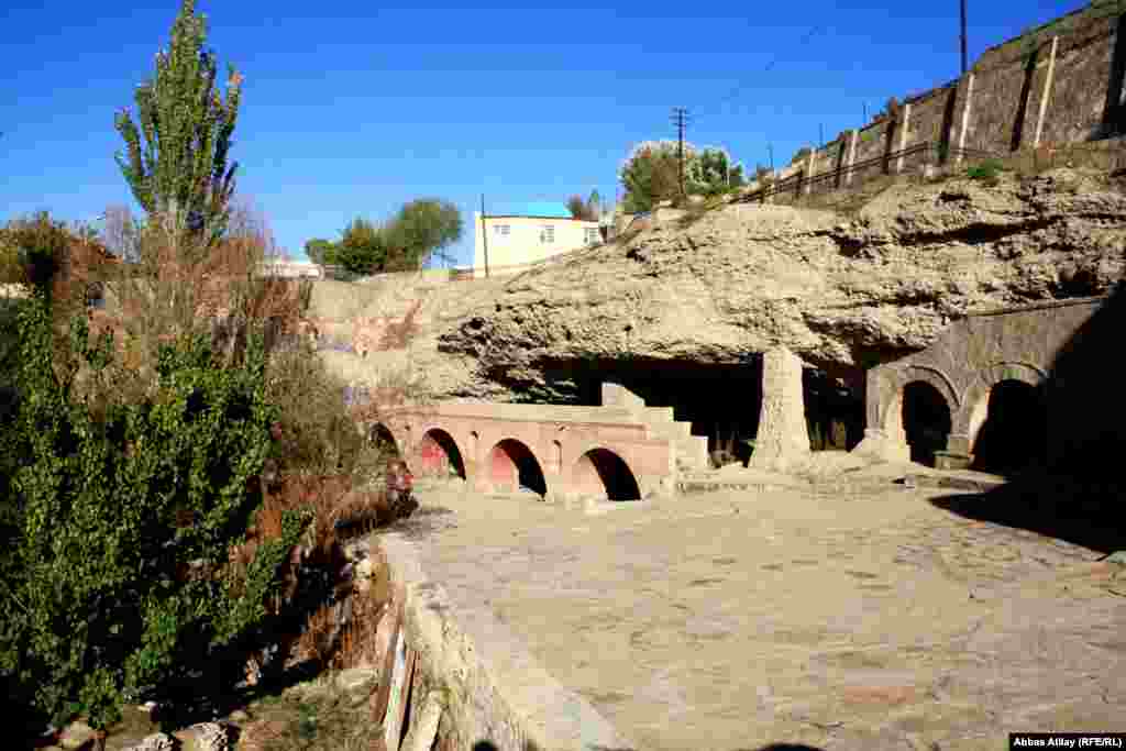"Qızlar bulağı"-nda "Damcı" adlanan yer. Burdakı qayalardan ilin bütün fəsillərində su damcıldayır. Bura həm də sevgililərin görüş yeridir.
