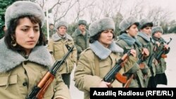1990-cı il. Bakı (20 yanvar mərasimində iştirak edən qadın əsgərlər)