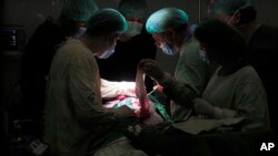 Արցախ - Ստեփանակերտի հրետակոծության ժամանակ բժիշկները վիրահատություն են կատարում հիվանդանոցի նկուղում, 28-ը հոկտեմբերի, 2020թ․