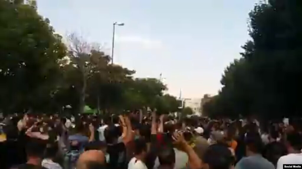 اعتراضات تبریز در پی انتشار یک فراخوان در ساعت ۶ عصر آغاز شده است