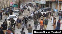 Смертник їхав на мотоциклі та активував вибуховий пристрій, коли при наближенні до демонстрації його запинили поліцейські