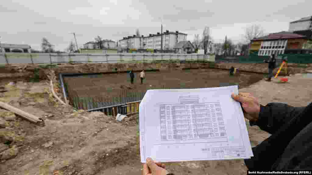 Рятувальники продовжують розбирати завали знищених будинків, квітень 2022 року / Праворуч – будівельник показує план будинку, який буде зведений на місці зруйнованого, квітень 2025 року