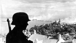  Нацистский караул в Киеве 19 сентября 1941 года. На заднем плане – один из взорванных мостов через Днепр