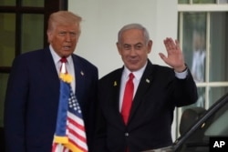 Президент США Дональд Трамп зустрічає прем'єр-міністра Ізраїлю Біньяміна Нетаньягу після його прибуття до Західного крила Білого дому у Вашингтоні, 7 квітня 2025 року