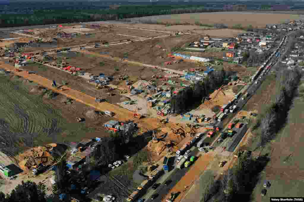 Šef ruske regije Baškortostan, oko 1.200 kilometara istočno od Moskve, rekao je da će njegova regija u narednih nekoliko meseci takođe izgraditi novu bolnicu za lečenje obolelih od korona virusa.