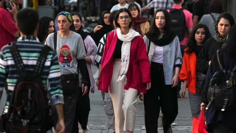 موها و لبخندها؛ حجاب اجباری در مترو و خیابان‌های تهران