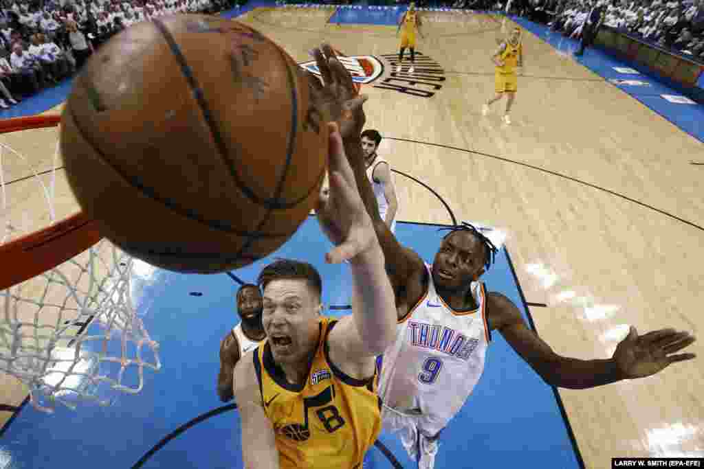 Utah Jazz forward Jonas Jerebko (left) goes to the basket against Oklahoma City Thunder forward Jerami Grant (right) in the first half of the NBA Western Conference first-round playoffs in Oklahoma City. (epa-EFE/Larry W. Smith)