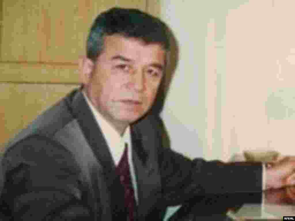 Мамадали Маҳмудов 1999 йилда Ўзбекистон президентини ҳақорат қилганлик, Ўзбекистон конституциявий тузумига тажовуз қилганлик айблари билан 14 йилга озодликдан маҳрум қилинган. Ўшандан бери ҳам маҳаллий, ҳам халқаро инсон ҳуқуқлари гуруҳлари Ўзбекистон ҳукуматидан ҳозир 67 ëшга кирган Мамадали Маҳмудовни озод қилишни сўраб келмоқда. Аммо бундай сўровлар ҳозирча сувга отилган тошдек жимжит ва жавобсиз қолмоқда. Ҳозирда УЯ 64/71 жазони ўташ муассасасида сақланмоқда.