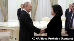 Presidenti rus, Vladimir Putin, dhe ministrja e Jashtme e Koresë së Veriut, Choe Son Hui. 