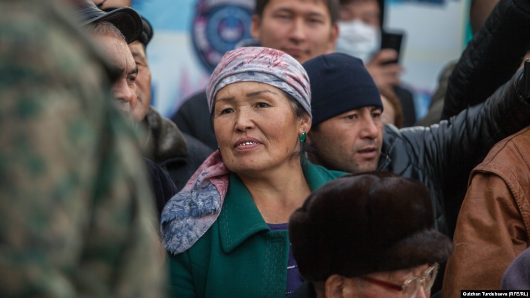 Аскердик ант берүү салтанаты учурунда уулун көрүп сүйүнүп жаткан апа. Бишкек, 2018-жыл.