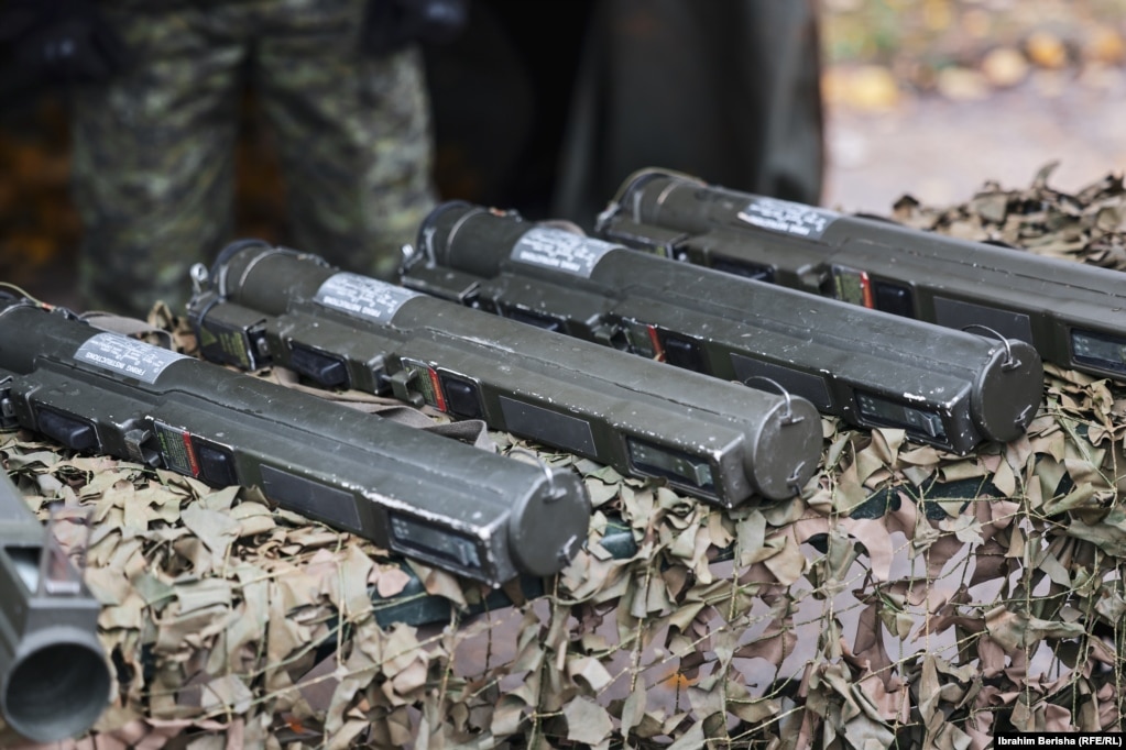 Armë të ekspozuara në kazermën e FSK-së. Ministri në detyrë i Mbrojtjes, Ejup Maqedonci, përmes një video-mesazhi në Ditën e Forcës tha se "Ushtria e Kosovës është historia jonë e suksesit". 