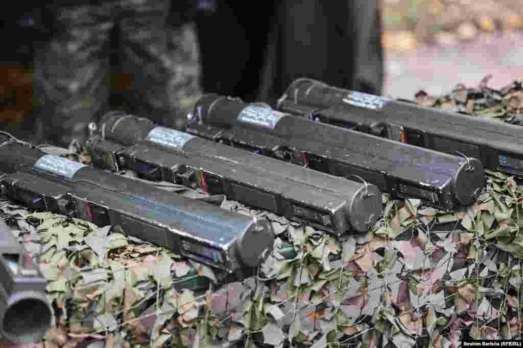 Armë të ekspozuara në kazermën e FSK-së. Ministri në detyrë i Mbrojtjes, Ejup Maqedonci, përmes një video-mesazhi në Ditën e Forcës tha se "Ushtria e Kosovës është historia jonë e suksesit". 