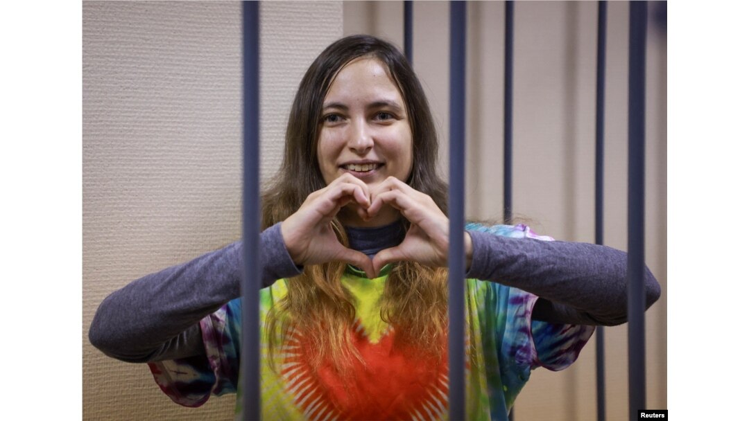 Alexandra Skochilenko (33 de ani) este o artistă acuzată de răspândire de informații false despre armată, după ce a înlocuit etichetele de preț la supermarketuri cu lozinci împotriva războiului din Ucraina. Ea participă la ședința de judecată din Sankt Petersburg, 16.11.2023.