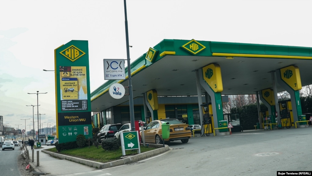 Më 4 mars, Ministria e Industrisë, Ndërmarrësisë dhe Tregtisë e Kosovës vendosi masa mbrojtëse për naftën, duke përcaktuar fitimet maksimale të lejuara për shitjen me shumicë dhe pakicë.Sipas vendimit, marzha maksimale e lejuar për shitje me shumicë është deri në 2 centë për litër, ndërkaq me pakicë deri në 12 centë për litër.Në këto fotografi pasqyrohet dallimi i çmimeve të naftës në periudhën 3-16 mars. Ndërkaq, më 9 mars, në këtë pompë benzine të kompanisë HIB, çmimi për diesel ishte 1.55 euro.
