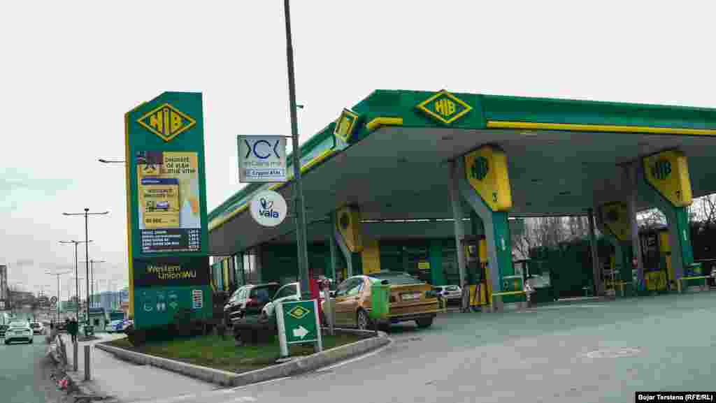 Shtetet e Bashkuara e kanë nisur luftën për t’i shkatërruar kapacitetet bërthamore të Iranit dhe synojnë ndryshim regjimi.Në foto: Çmimet e naftës në një pikë shitjeje të kompanisë HIB, në Prishtinë.