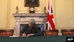 Британиянын Тереза Мэй Брекситтин расмий жараяндары башталганы тууралуу катка кол койду.