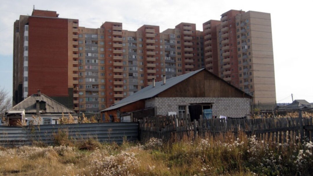 Жоғарғы позициядағы қызда пенис үнемі қынаптан шығады