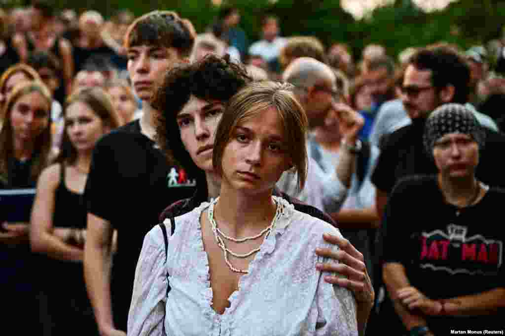 После первого дня учёбы ученики в Будапеште и их родители и родственники приняли участие в демонстрации против увольнения директора ведущей государственной средней школы. Его уволили за несогласие с правительственным запретом на пользование смартфонами в школах