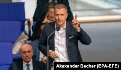 Politicianul german de origine cehă Petr Bystron este numărul doi pe lista de candidați AfD la „europarlamentare”. Ca și Krah, nu renunță la candidatură după acuzațiile că ar fi fost mituit de ruși.