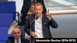 Politicianul german de extremă dreapta, Petr Bystron (AfD), este unul din cei despre care se crede că ar fi în „solda” Kremlinului prin filiera pragheză. 
