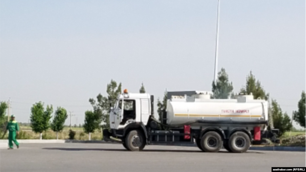 Türkmenistan nebit-gaza baý ýurt bolsa-da, käte sürüjiler ýangyç daşaýan awtoulaga garaşmaly bolýar.