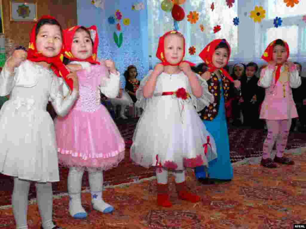 Türkmen gurjaklary mähriban ejelere aýdym aýdýarlar