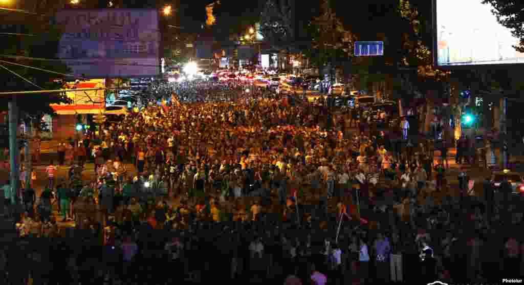 Armenia - People rally in Yerevan in support of gunmen occupying a police station, 25Jul2016.