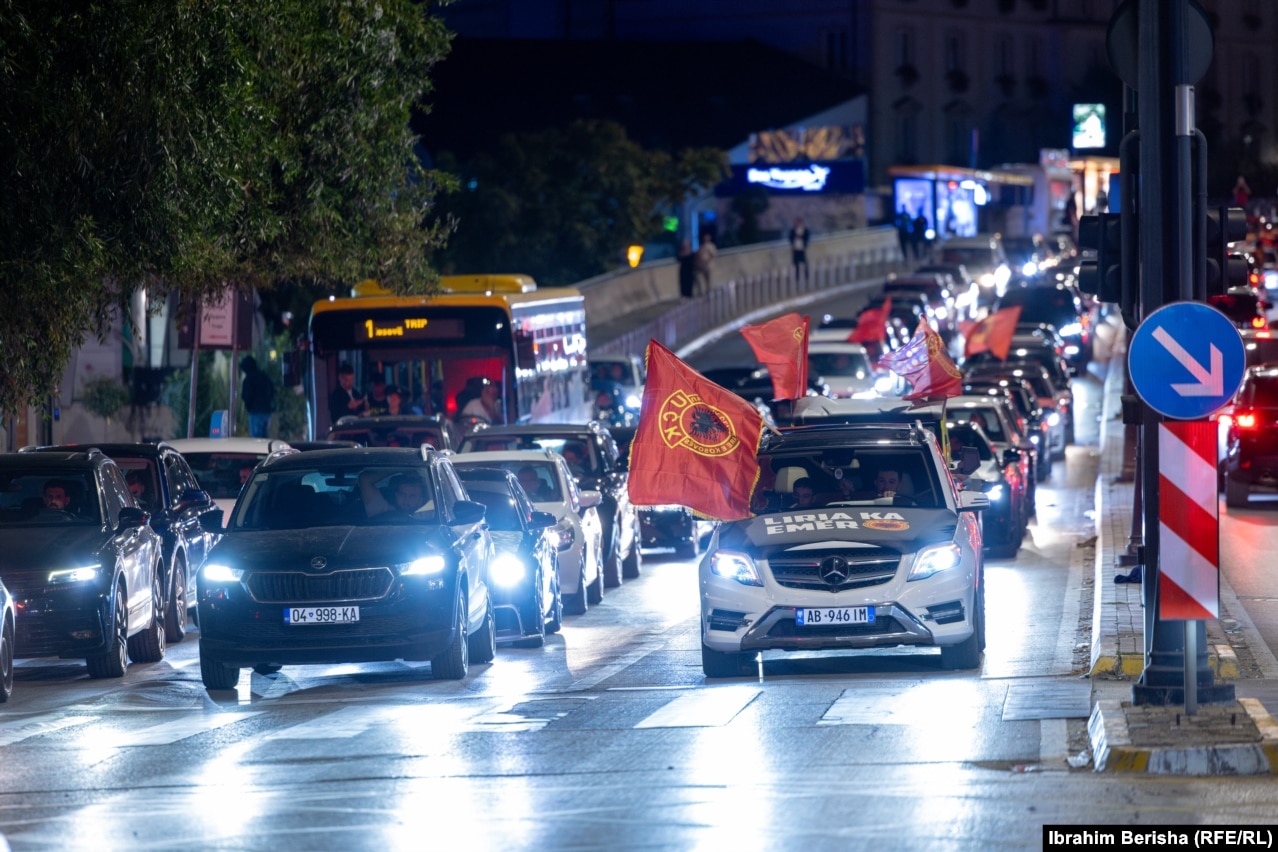 Makina me flamuj të UÇK-së e flamuj kombëtar shqiptar u panë në rrugët e Prishtinës mbrëmjen e së martës.