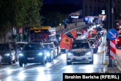 Automobili sa zastavama OVK i albanskim nacionalnim zastavama viđeni su na ulicama Prištine u utorak navečer.