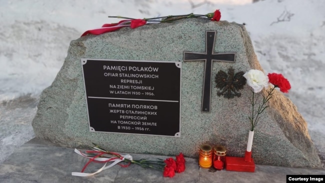 Влада Томської області Росії в ніч на 19 квітня демонтувала пам’ятник «Камінь скорботи» у Сквері пам’яті Томська, присвячений жертвам сталінських репресій, а також розташовані поруч окремі пам’ятні знаки репресованим латишам, литовцям, естонцям, полякам і калмикам