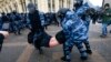 Задержания, дубинки и электрошокеры