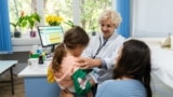 Un medic de familie examinează un copil. Poză simbol.