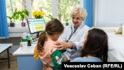 Un medic de familie examinează un copil. Poză simbol.