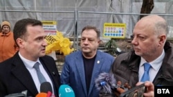 Енергийният министър в оставка Жечо Станков разговаря с премиера в оставка Росен Желязков.