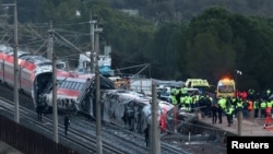 په هسپانيا کې ژغورونکي ډلې د اورګاډي تر ټکر وروسته د پېښې په ځای کې ولاړې دي ـ د جنورۍ ۱۹مې انځور