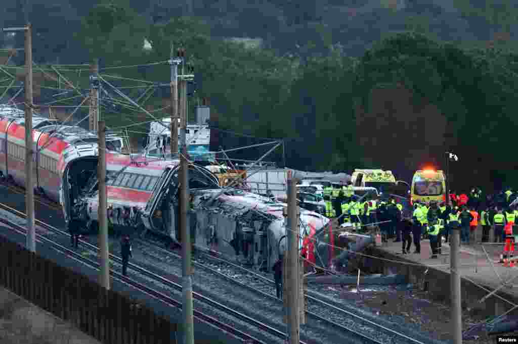 Сотрудники экстренных служб работают рядом с поездом, попавшим в аварию, на месте смертельного крушения двух скоростных поездов недалеко от Адамуса, в Кордове, Испания, 19 января 2026 года. REUTERS/Susana Vera