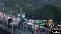 Ekipet e emergjencave në vendin ku ndodhi përplasja e dy trenave të shpejtë në Spanjë. 19 janar 2026. 