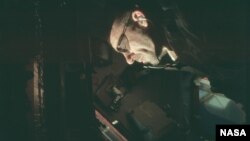 До призначення в екіпаж місії «Аполлон-7» Уолтер Каннінгем був членом основного екіпажу «Аполлона-2» та запасним пілотом місячного модуля в місії «Аполлон-1»