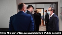 Kosovski premijer Avdullah Hoti (desno) sa predstavnicima Preševske doline, nakon odluke o osnivanju Kancelarije za pomoć građanima ovog područja na jugu Srbije, Priština, 29. septembra 2020.