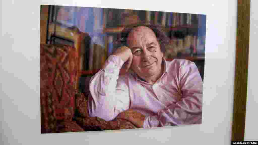 Fotograful și jurnalistul Michel Renaud care a decedat în atacul asupra Charlie Hebdo. La Gomel, Belarus a avut loc expoziția lucrărilor sale în memoria lui