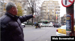 Dragoș Munteanu explică, în decembrie 2025, cum a fost ridicat în urmă cu 36 de ani de forțele de ordine în zona Pieței Rosetti, din apropiere de Piața Universității. Șirul de dube cu care demonstranții bătuți aștepta pe bdul Pache Protopopescu.