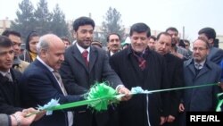 ظاهر اغبر در جریان افتتاح بازسازی چمن حضوری کابل