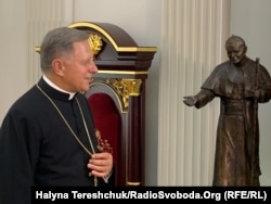 Митрополит Мечислав Мокшицький біля скульптури папи Войтила