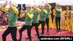 Txrkmen tansçylary. Arhiw suraty